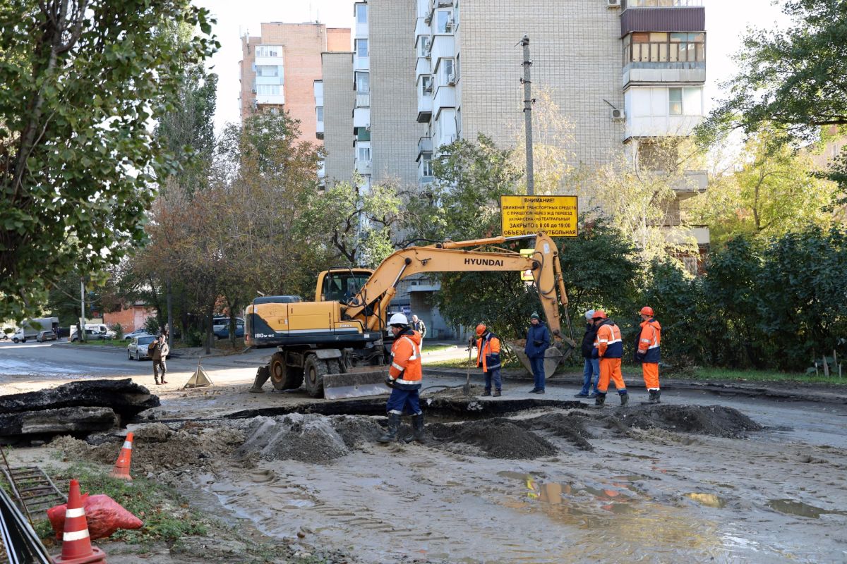 Работаем на Зоологической. Ростовводоканал ведёт восстановительные работы на крупном Октябрьском водоводе Работаем на Зоологической. Ростовводоканал ведёт восстановительные работы на крупном Октябрьском водоводе