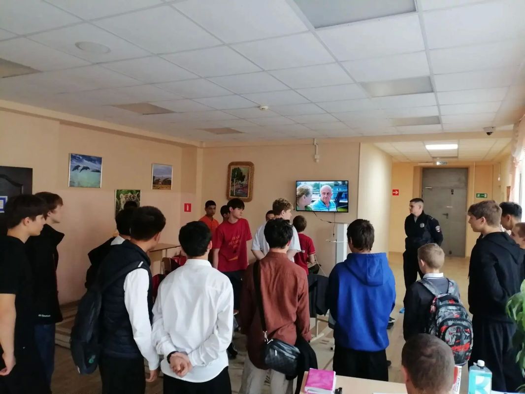 В рамках профилактической работы с подрастающим поколением сотрудники по делам несовершеннолетних Ростовского линейного управления МВД России на транспорте организовали познавательную экскурсию для учащихся МБОУ «Школа №... В рамках профилактической работы с подрастающим поколением сотрудники по делам несовершеннолетних Ростовского линейного управления МВД России на транспорте организовали познавательную экскурсию для учащихся МБОУ «Школа №...