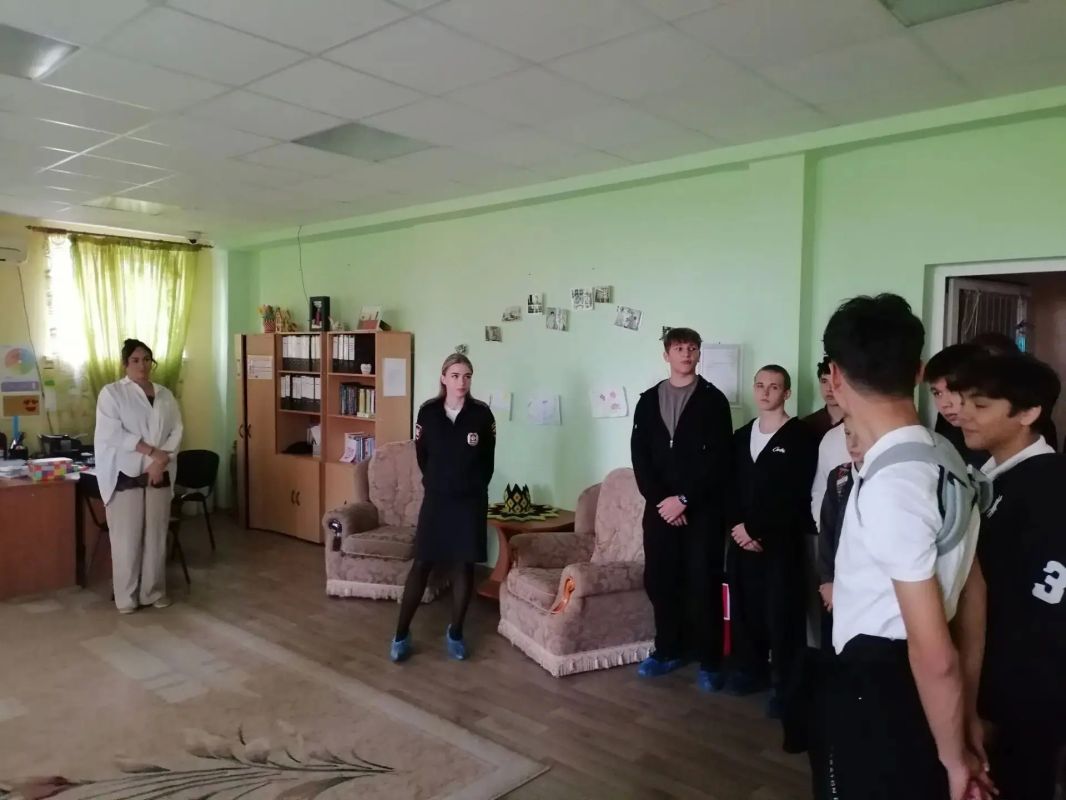 В рамках профилактической работы с подрастающим поколением сотрудники по делам несовершеннолетних Ростовского линейного управления МВД России на транспорте организовали познавательную экскурсию для учащихся МБОУ «Школа №...