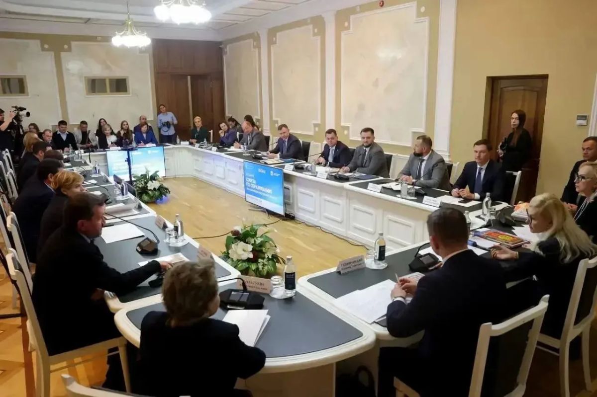 Власти Ростовской области до середины января 2027 года намерены обеспечить все школы учебниками по истории региона, сообщил губернатор Юрий Слюсарь Власти Ростовской области до середины января 2027 года намерены обеспечить все школы учебниками по истории региона, сообщил губернатор Юрий Слюсарь
