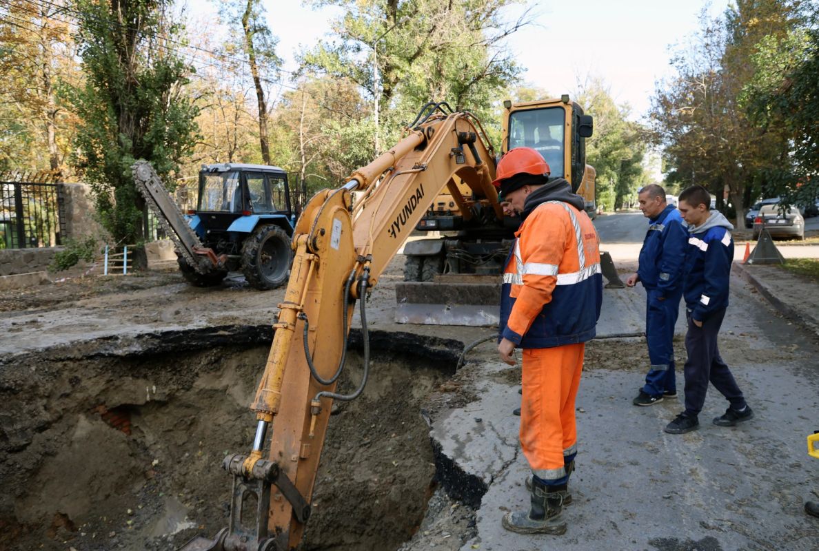 Работаем на Зоологической. Ростовводоканал ведёт восстановительные работы на крупном Октябрьском водоводе Работаем на Зоологической. Ростовводоканал ведёт восстановительные работы на крупном Октябрьском водоводе