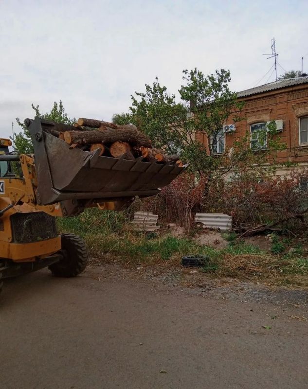 Продолжаются работы по наведению порядка в нашем городе Продолжаются работы по наведению порядка в нашем городе