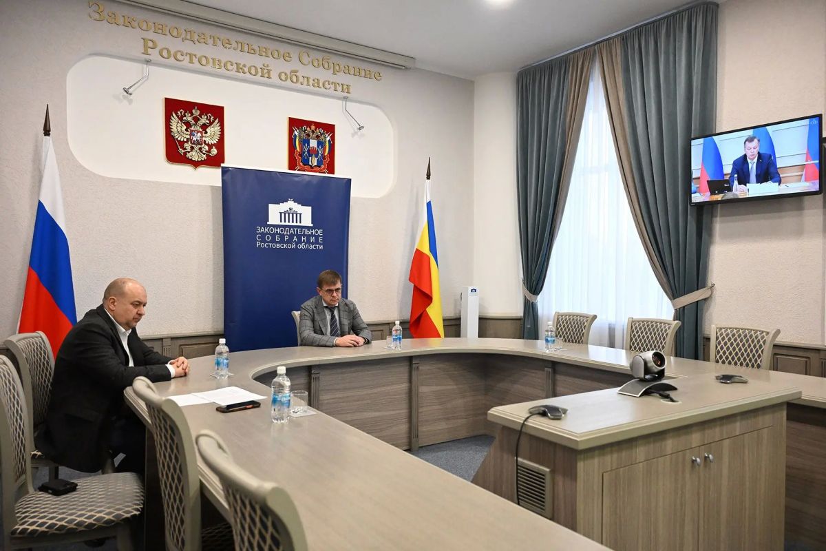 Заместитель председателя комитета Законодательного Собрания Ростовской области по строительству, жилищно-коммунальному хозяйству, энергетике, транспорту и связи Борис Вальтер и депутат донского парламента Валерий Завгородний...