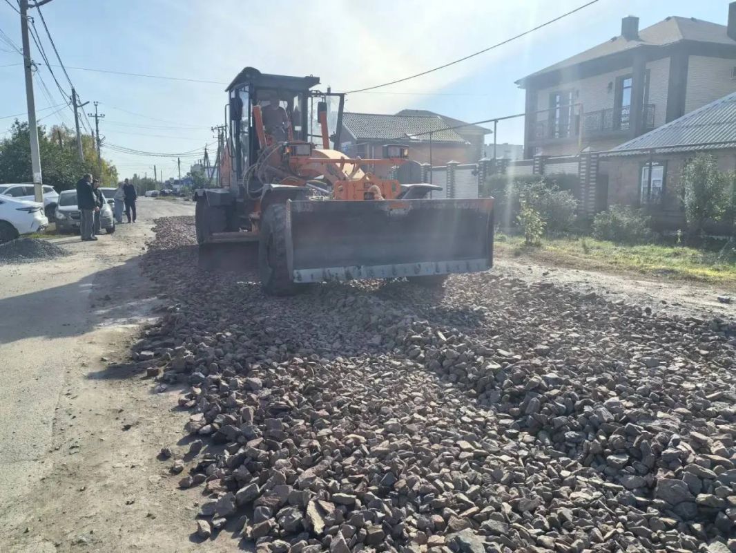В Шахтах выравнивают дорогу на ул. Дачная В Шахтах выравнивают дорогу на ул. Дачная