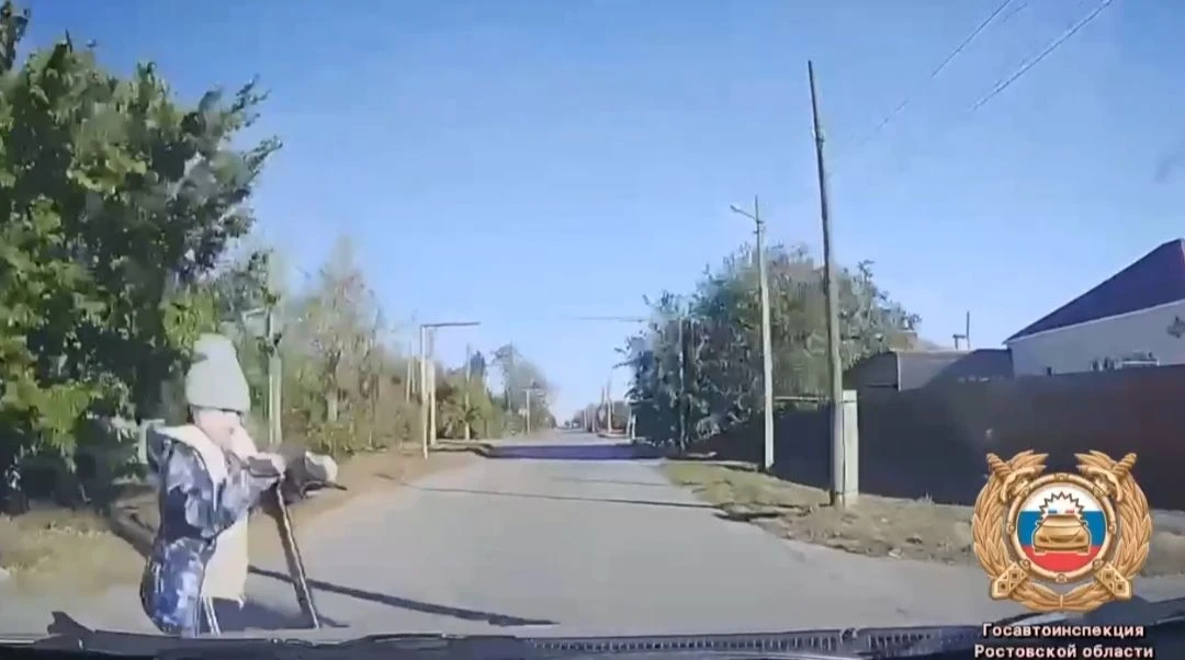 В Ростовской области 9-летняя девочка на электросамокате попала под колеса автомобиля