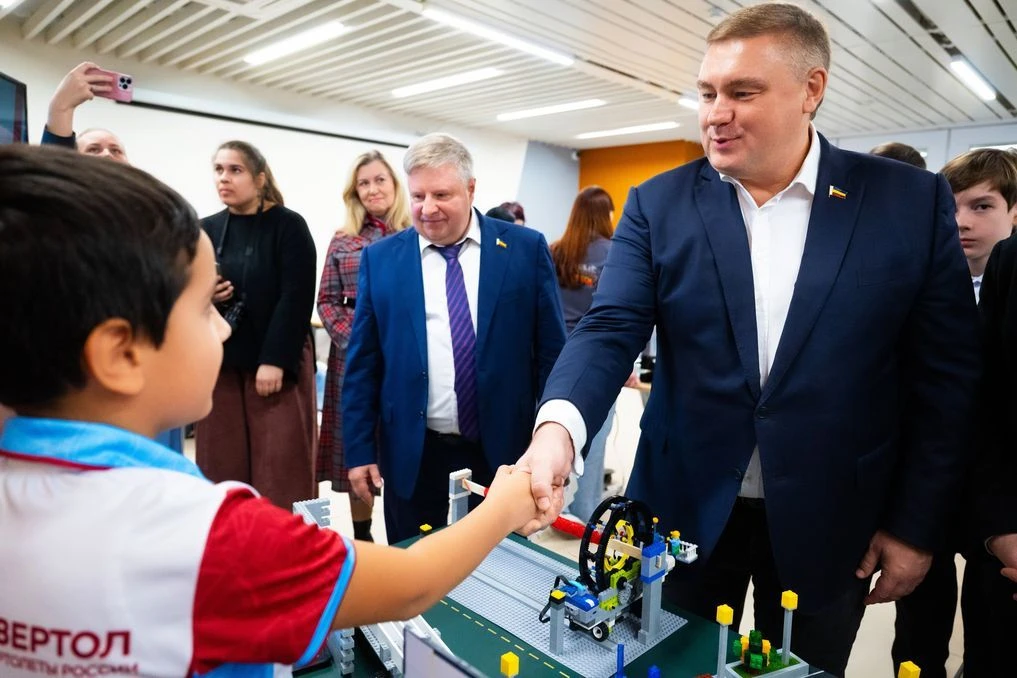 Игорь Бураков поздравил победителей фестиваля «Юный машиностроитель»