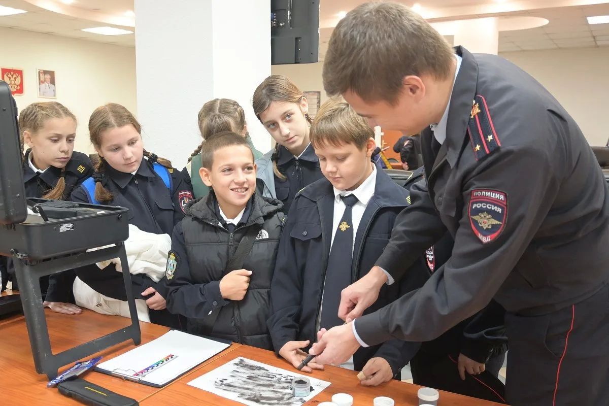 Ростовские полицейские провели экскурсию для учащихся «полицейских классов» в стенах городского Управления МВД Ростовские полицейские провели экскурсию для учащихся «полицейских классов» в стенах городского Управления МВД