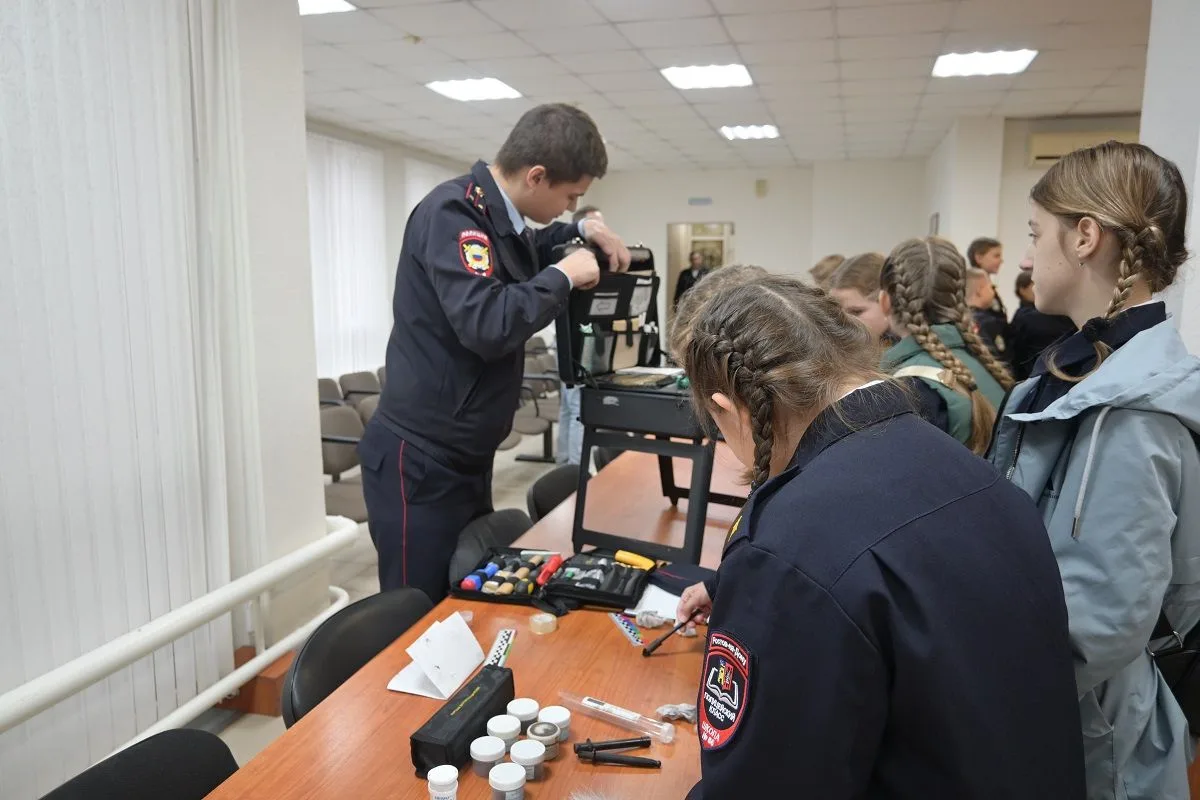 Ростовские полицейские провели экскурсию для учащихся «полицейских классов» в стенах городского Управления МВД