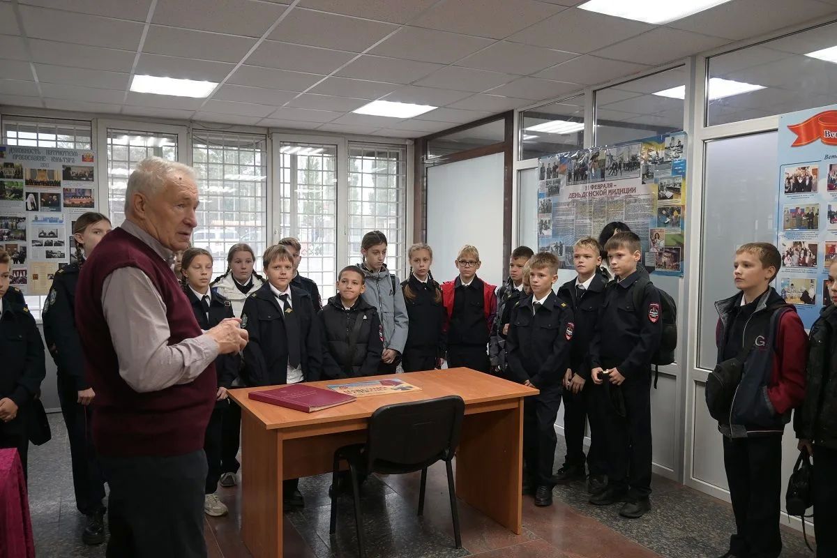 Ростовские полицейские провели экскурсию для учащихся «полицейских классов» в стенах городского Управления МВД Ростовские полицейские провели экскурсию для учащихся «полицейских классов» в стенах городского Управления МВД