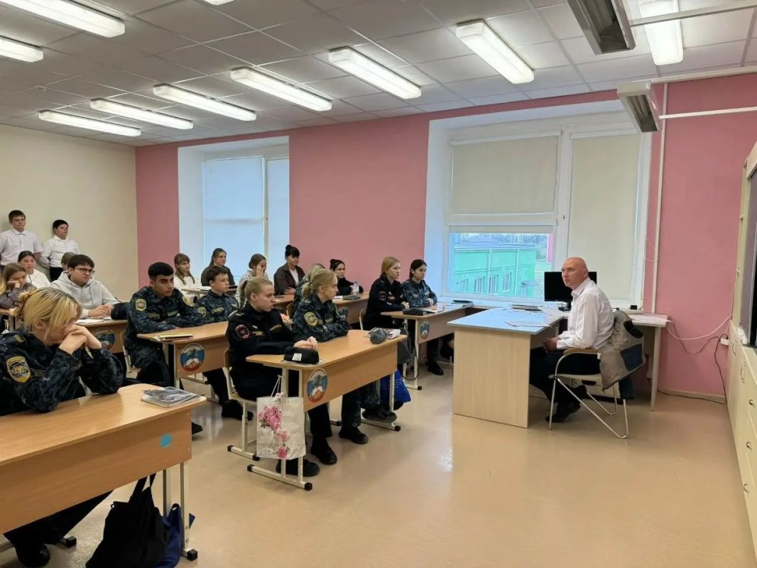 Важный разговор о здоровье и безопасности: в Песчанокопском районе полицейский встретился со студентами Важный разговор о здоровье и безопасности: в Песчанокопском районе полицейский встретился со студентами