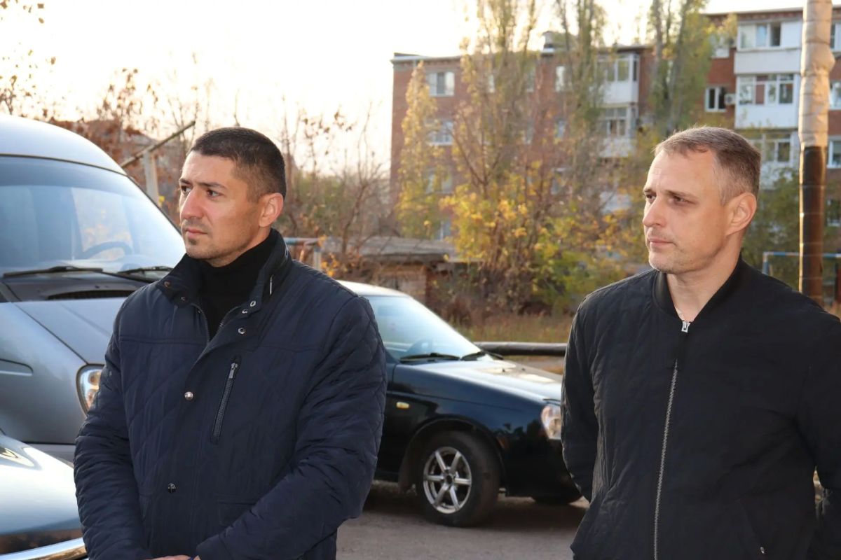 Заместитель министра ЖКХ провел встречу с жителями дома №11 на улице Разина в Шахтах Заместитель министра ЖКХ провел встречу с жителями дома №11 на улице Разина в Шахтах