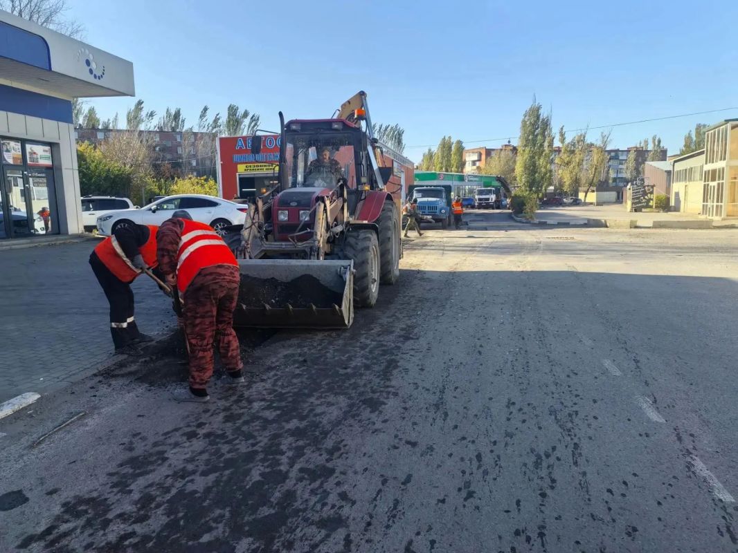 В Шахтах в поселке Майском проводят ямочный ремонт дорог В Шахтах в поселке Майском проводят ямочный ремонт дорог