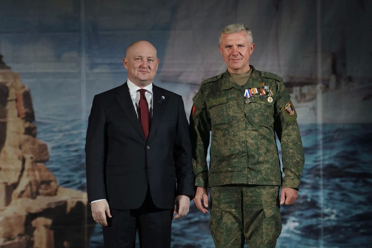 Михаил Развожаев: Сегодня в Доме офицеров флота в торжественной обстановке поздравил участников севастопольского объединения поисковых отрядов «Долг» с 35-летием и вручил заслуженные награды Михаил Развожаев: Сегодня в Доме офицеров флота в торжественной обстановке поздравил участников севастопольского объединения поисковых отрядов «Долг» с 35-летием и вручил заслуженные награды