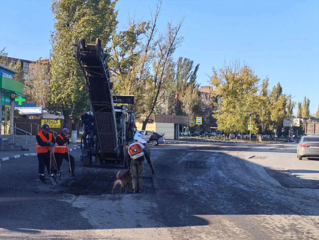 В Шахтах в поселке Майском проводят ямочный ремонт дорог В Шахтах в поселке Майском проводят ямочный ремонт дорог