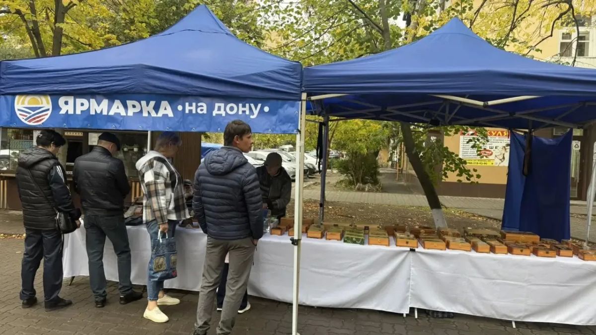 На аллее Кирова в Батайске прямо сейчас работает ярмарка На аллее Кирова в Батайске прямо сейчас работает ярмарка