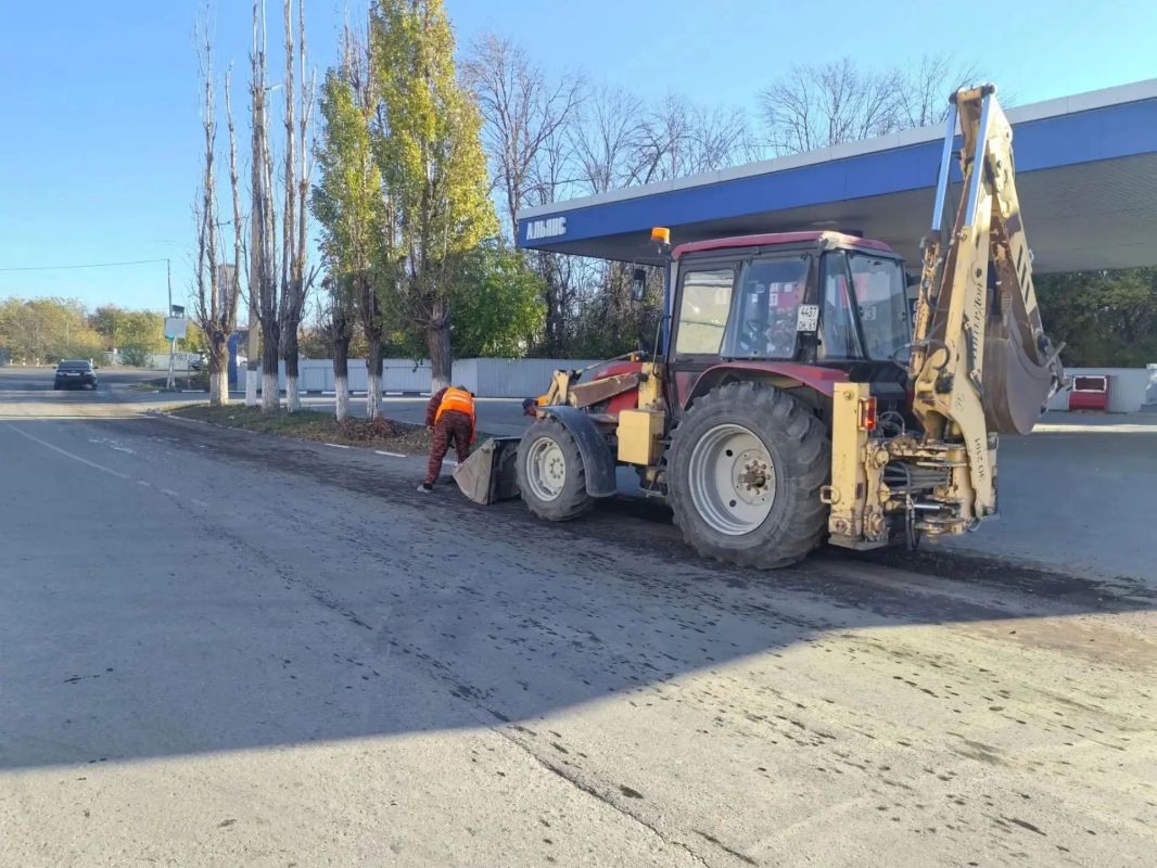 В Шахтах в поселке Майском проводят ямочный ремонт дорог В Шахтах в поселке Майском проводят ямочный ремонт дорог