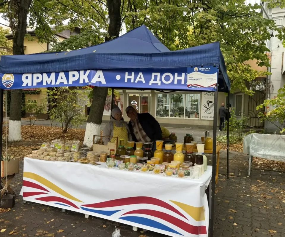 На аллее Кирова в Батайске прямо сейчас работает ярмарка На аллее Кирова в Батайске прямо сейчас работает ярмарка