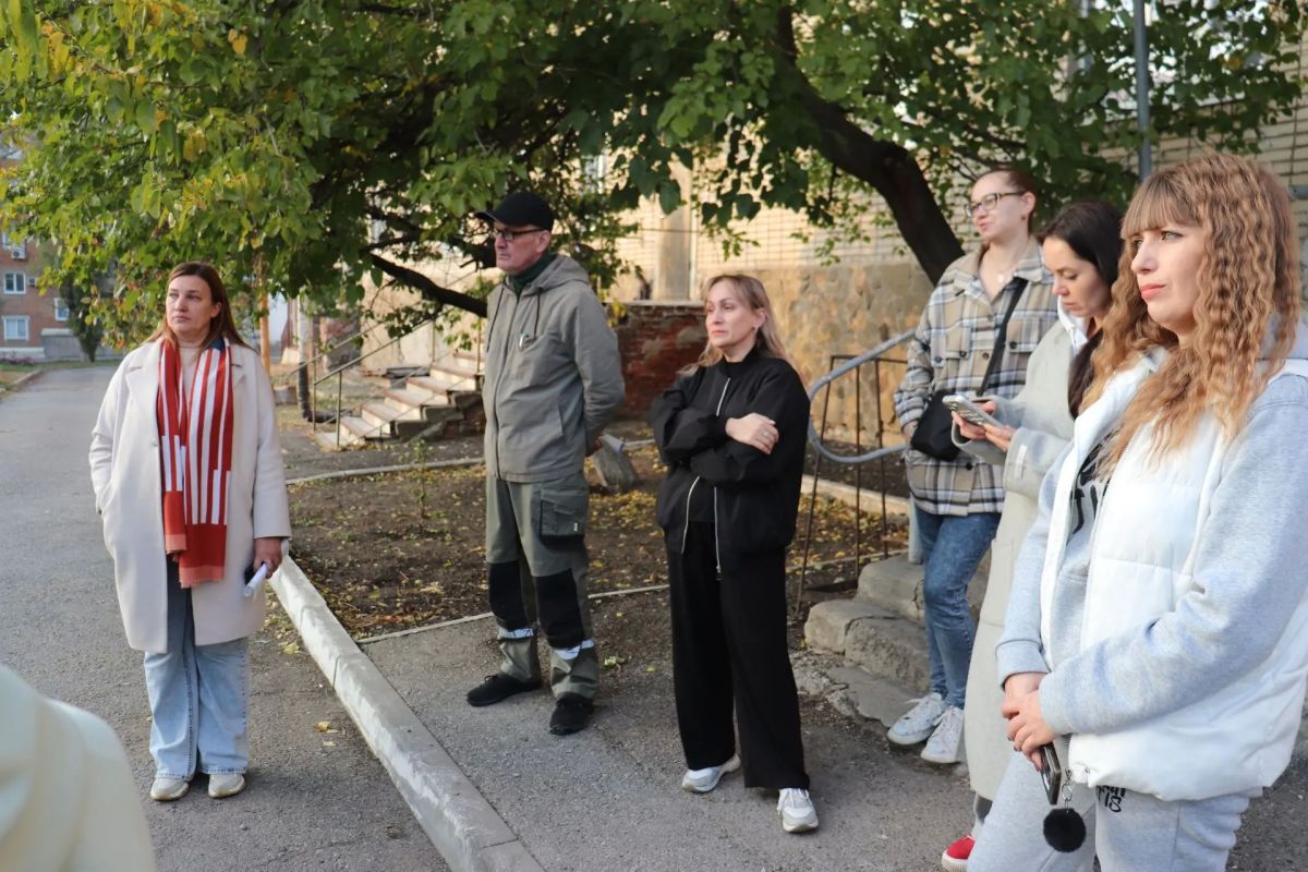 Заместитель министра ЖКХ провел встречу с жителями дома №11 на улице Разина в Шахтах Заместитель министра ЖКХ провел встречу с жителями дома №11 на улице Разина в Шахтах