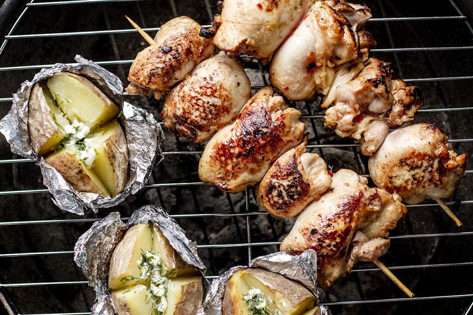Шашлык из курицы и картошка в фольге: идеальный тандем для outdoor-вечеринки