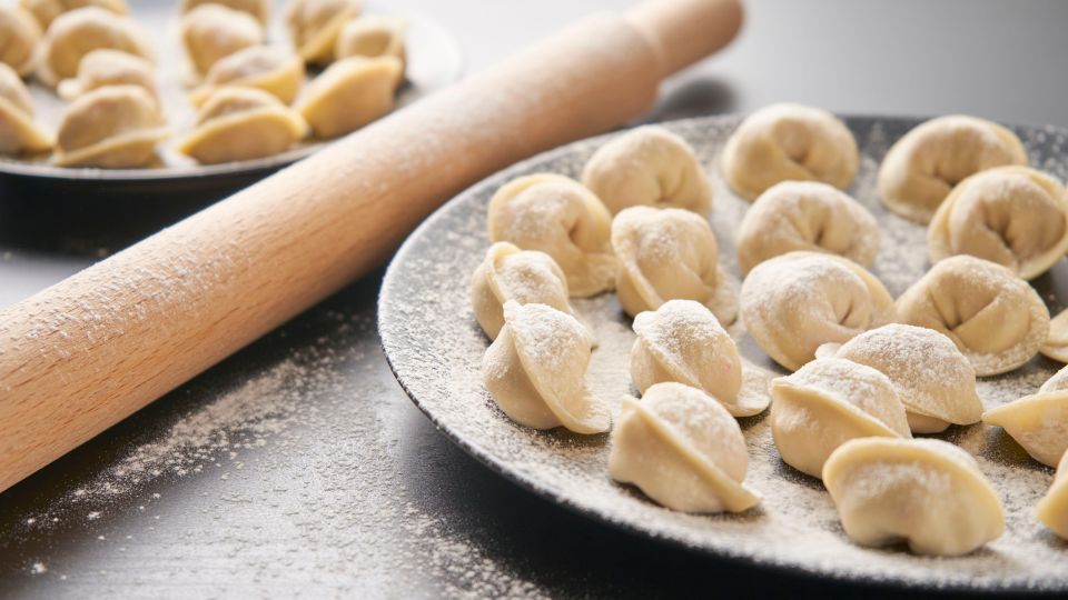 Домашние пельмени будут сочнее стейка: вот с чем нужно смешать мясо