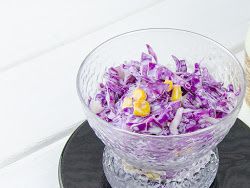 Яркий салат из красной капусты с кукурузой – идеальный выбор для здорового стола