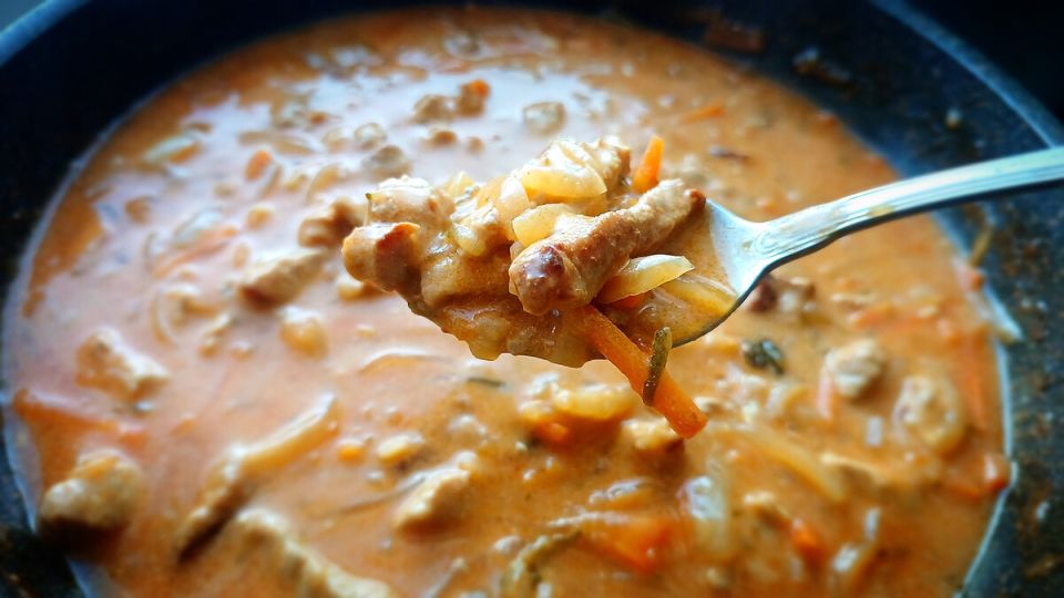 Ароматное зимнее мясное блюдо: свинина в насыщенной подливке