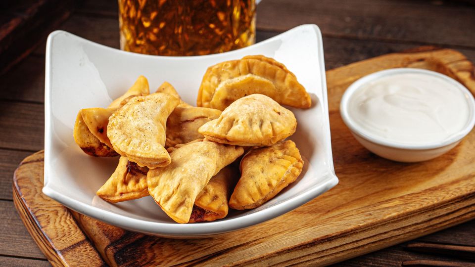 Чебуреки будут разрываться от сочности: добавьте к начинке вот что