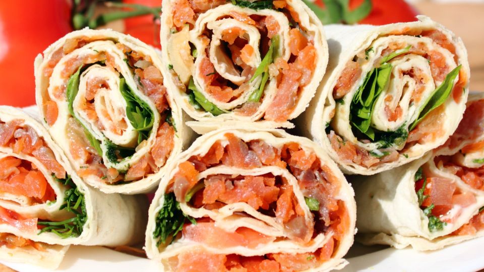 Станет главным украшением новогоднего стола: рулет из лаваша с красной рыбой