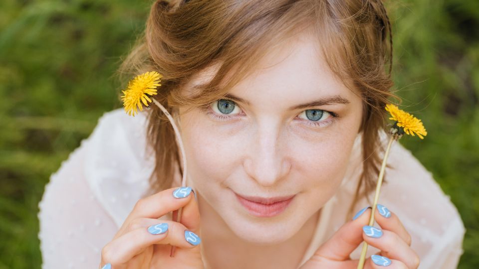 Химчистка не нужна: этот раствор мигом уберет с одежды пятна от одуванчика