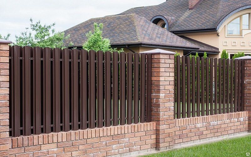 Мир заборов: как избежать конфликтов с соседями в 2025 году