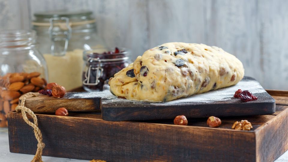 Начинка из цукатов и сухофруктов больше не осядет на дно выпечки: вот что с ней сделайте