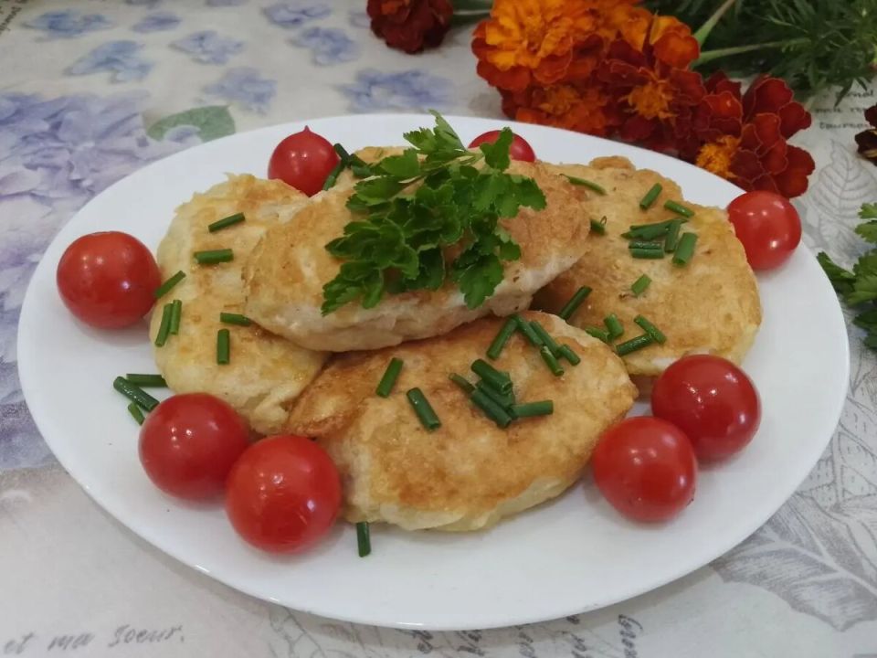 Картофельные котлеты с мясом и сыром в яичном кляре