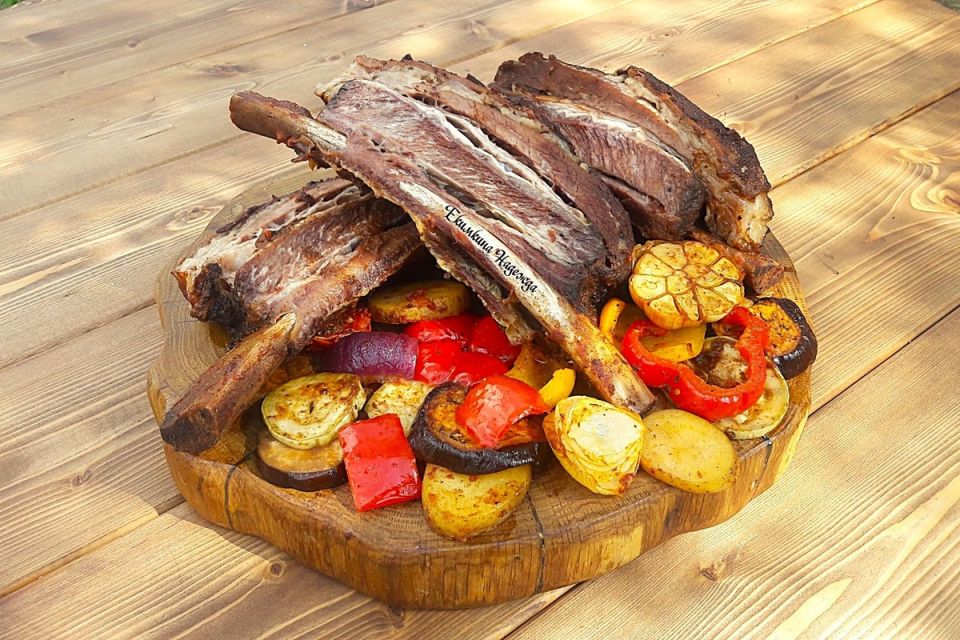 Ребра в запеченных овощах: Гастрономическая симфония на природе