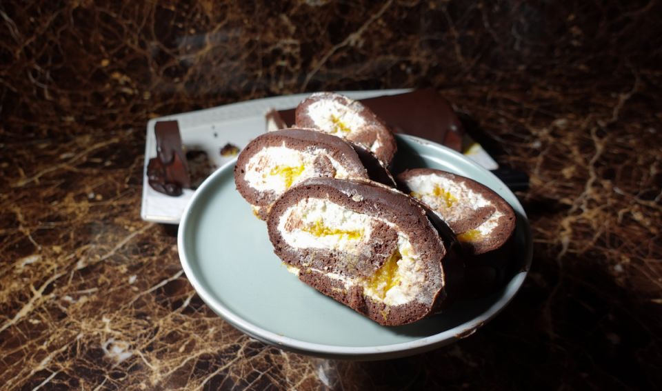 Нежный бисквитный рулет с апельсиновым конфитюром для здорового питания