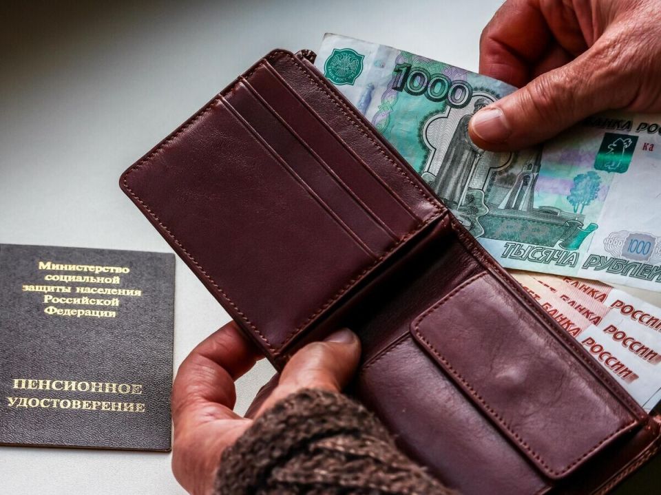 Пенсии работающих россиян увеличились на 2,8 тысячи рублей в декабре