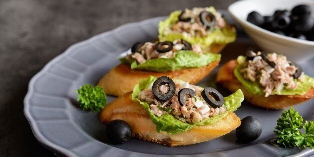 Нежные бутерброды с тунцом и маслинами: летнее наслаждение