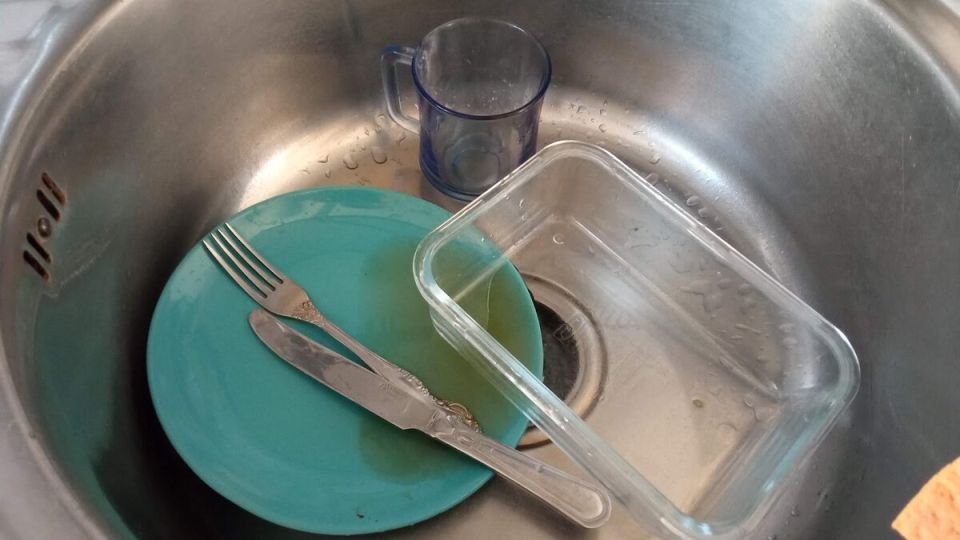 Экономичный способ мытья посуды: удивительное средство, которое сделает ее блестящей