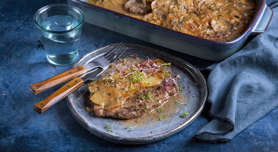 Нежные отбивные из говядины под картофельной «черепицей»