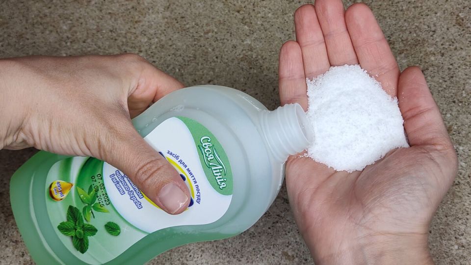 Неожиданный эффект: зачем сочетать средство для мытья посуды с солью?