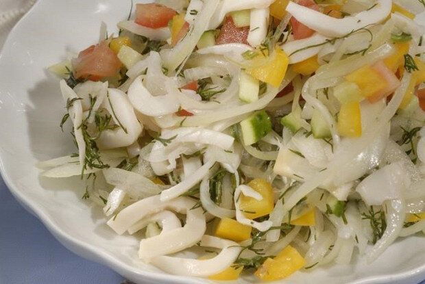 Салат с кальмарами и маринованным луком